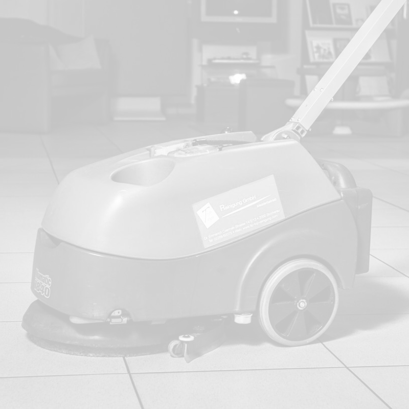 Scheuermaschine reinigt einen Boden; Schaum ist auf der Oberfläche sichtbar.