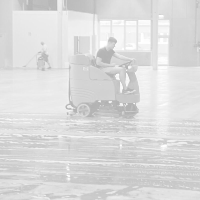 Bodenreinigungsmaschine steht auf Fliesenboden in einem Innenbereich.