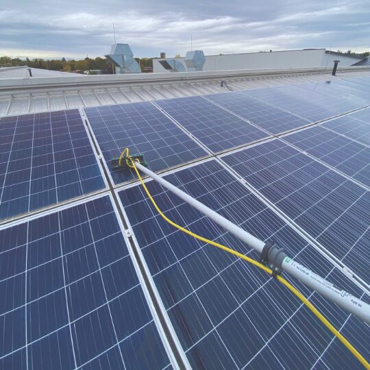Photovoltaikreinigung – Tip-Top Reinigung Reinigung von Photovoltaikmodulen mit Teleskopstange – PV-Reinigung zur Leistungsoptimierung.