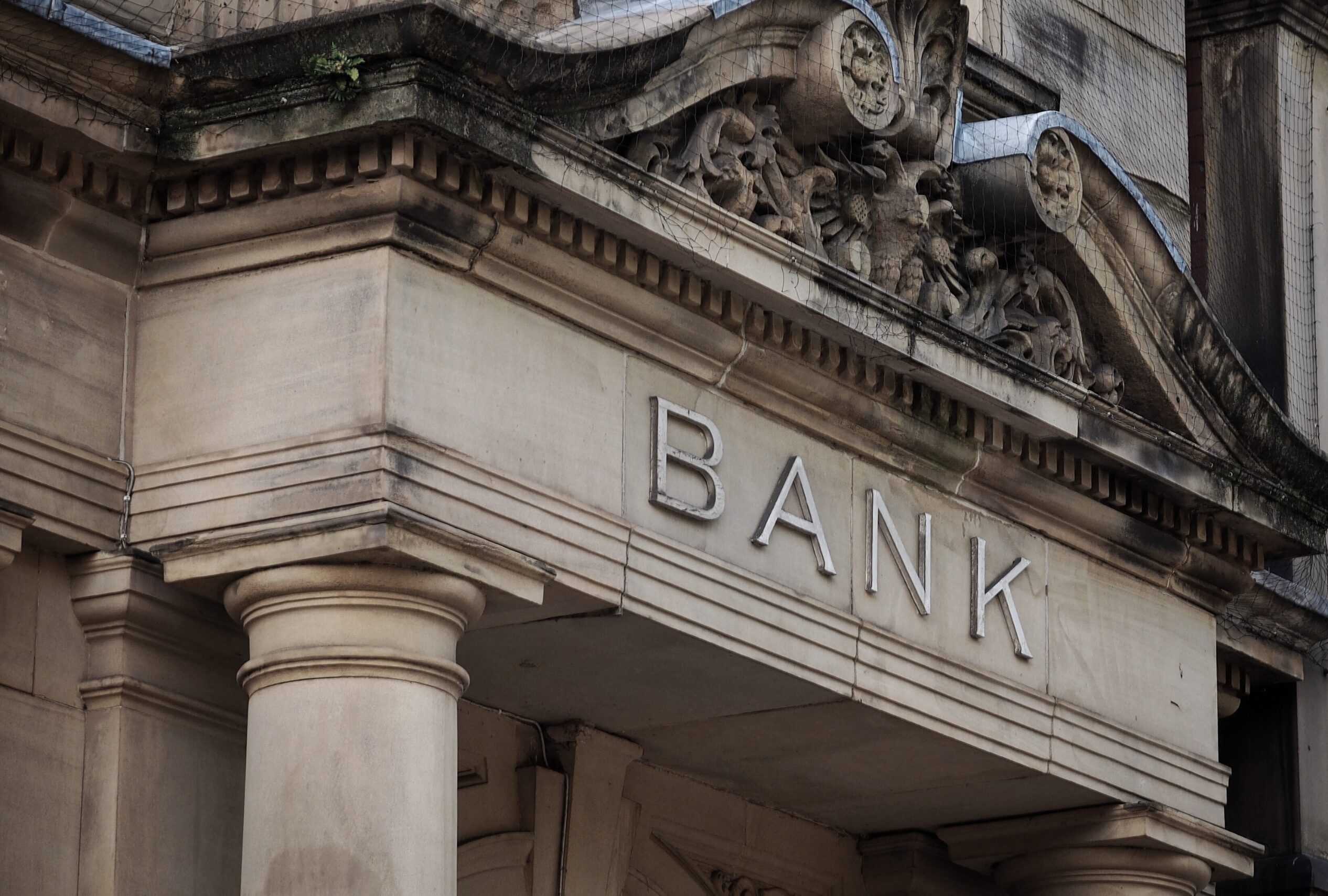 Bankgebaeude mit Schriftzug ‚BANK‘ – professionelle Bankreinigung und Unterhaltsreinigung.