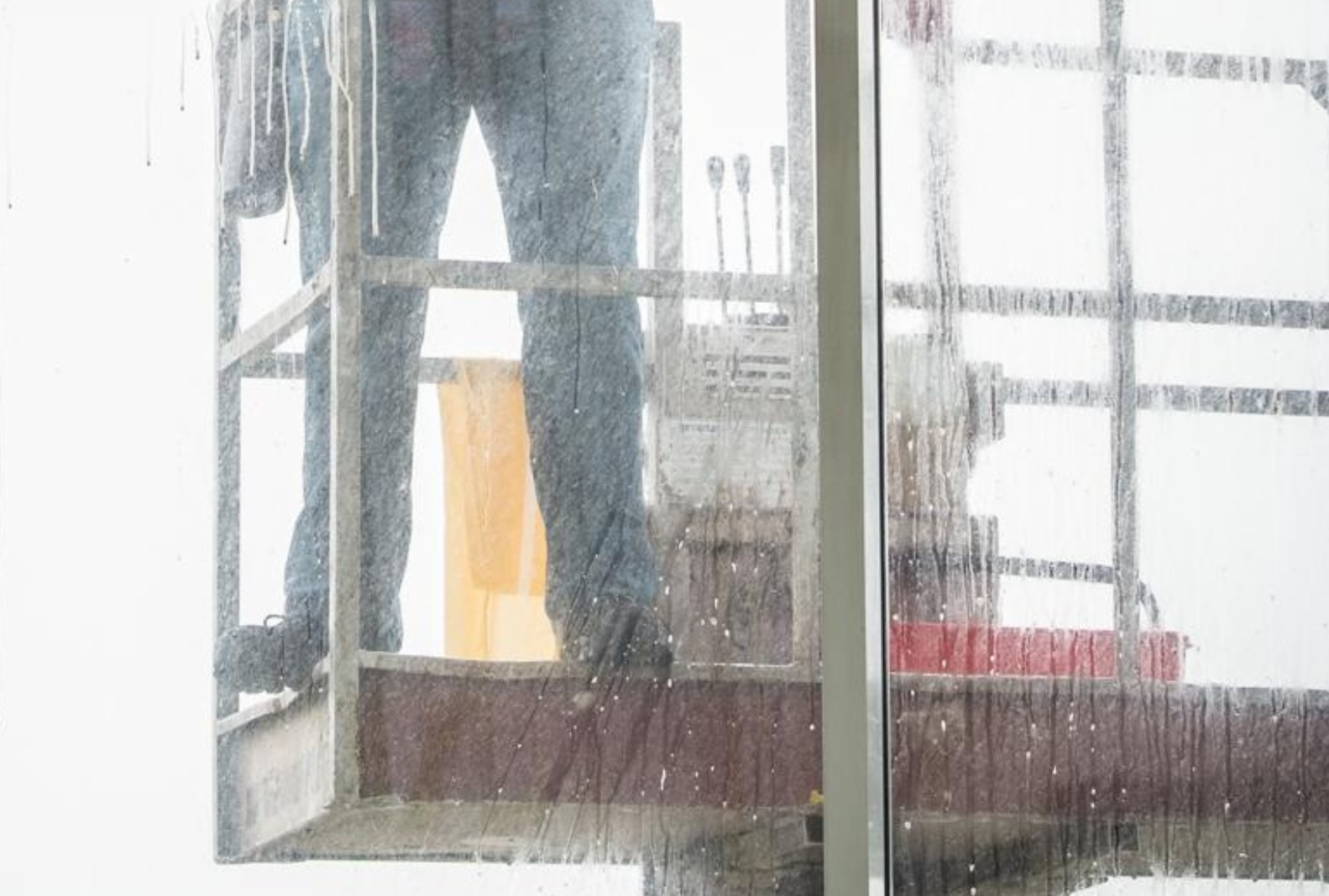 Tip-Top-Baustellenreinigung-Titel Scheuersaugmaschine reinigt Fliesenboden – professionelle Bodenreinigung im Gewerbe.