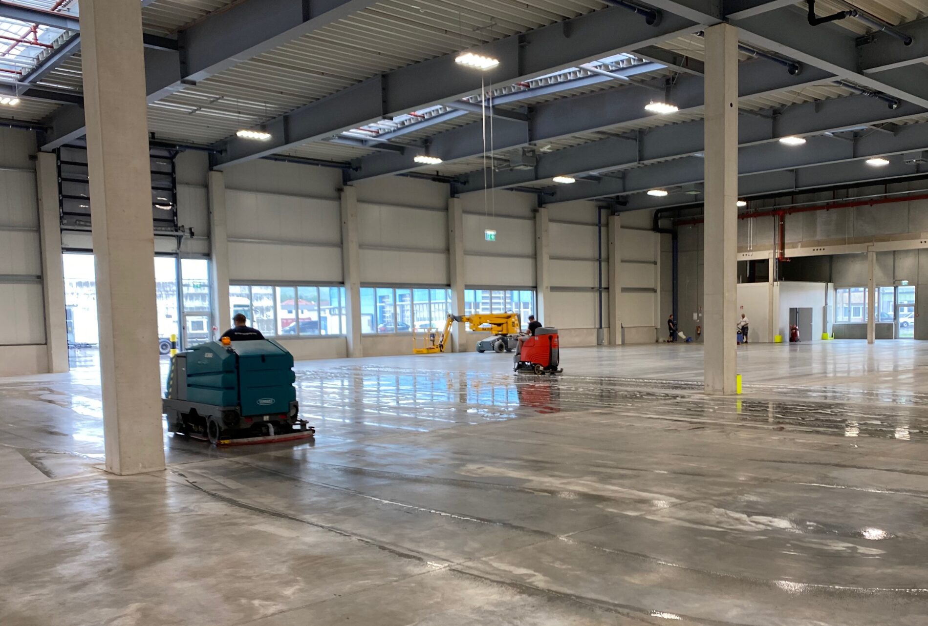Scheuersaugmaschine reinigt Fliesenboden – professionelle Bodenreinigung im Gewerbe.